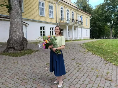 Ellin Sarapson Ruila Kooli ees